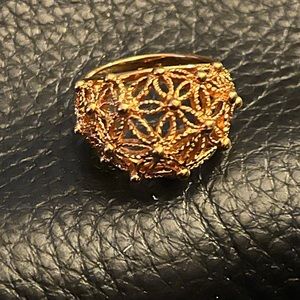 Gold Vintage 1970s AVON ring flower dome